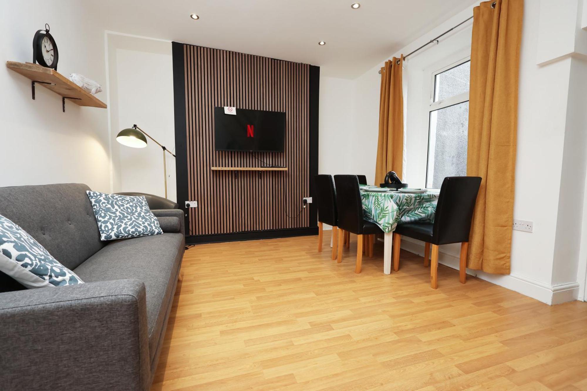 Viewing Deck, On-street Parking, Tv In Every Swansea