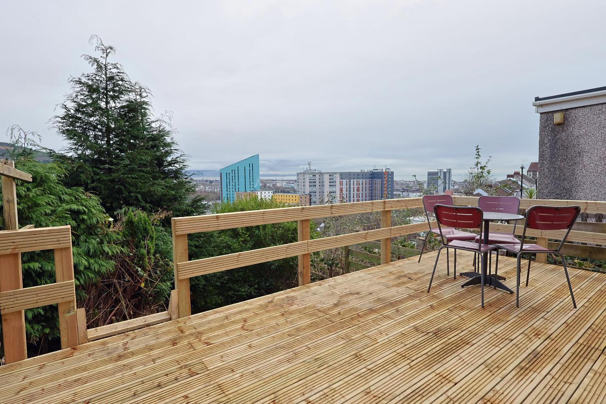 Holiday home Viewing Deck, On-street Parking, Tv In Every Swansea