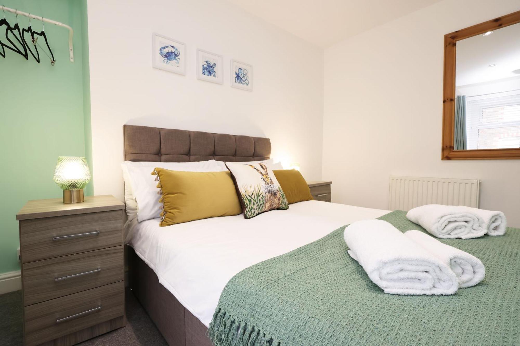 Holiday home Viewing Deck, On-street Parking, Tv In Every *