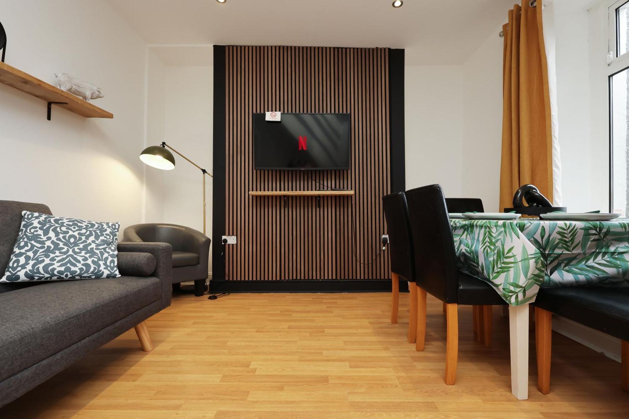 Viewing Deck, On-street Parking, Tv In Every * Swansea